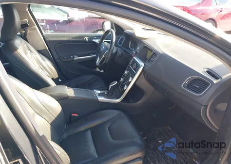 2015 Volvo S60 T5 Premier z USA, uszkodzony, nr VIN YV126MFK4F1337856